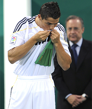 Beso al nuevo escudo. (Foto: AFP)
