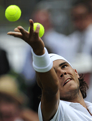 Nadal saca en el Torneo de Hurlingham. (Foto: REUTERS)
