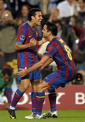 Pedro y Xavi, tras el segundo gol. (Foto: AFP)