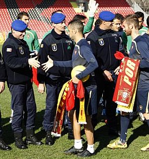 Las tropas portuguesas de la fuerza de paz en Bosnia saludaron a los jugadores de la selección lusa. (AP)