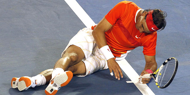 Rafa Nadal, tendido sobre la pista australiana. | Ap