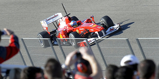 Fernando Alonso, en el momento de saltar a la pista de Cheste. (Foto: EFE)