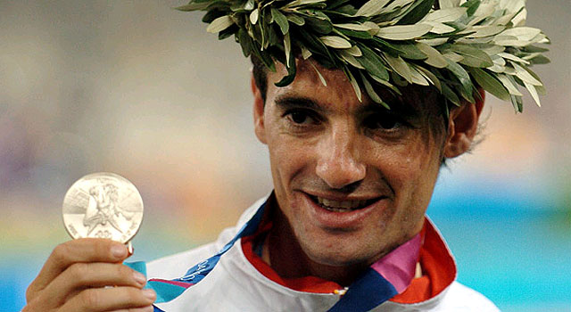 Paquillo Fernández, con la medalla de plata en Atenas 2004.