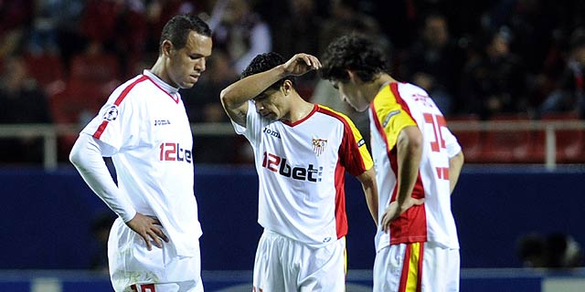 Luis Fabiano, Renato y Perotti, tras encajar un gol del CSKA. | Afp