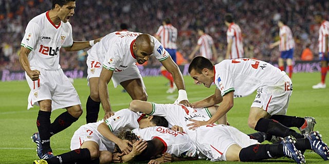 Los jugadores del Sevilla celebran el tanto de Diego Capel. | Efe