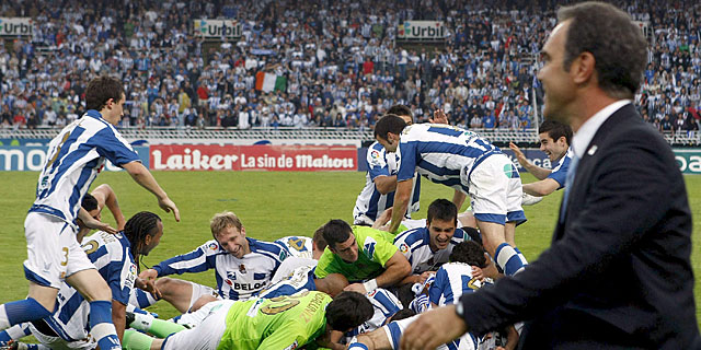 Los jugadores de la Real celebran el ascenso. | Efe