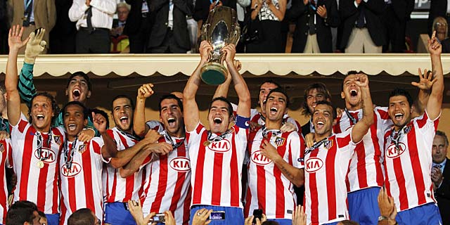 Antonio López levanta la Supercopa en el Luis II de Mónaco. (Foto: Efe)