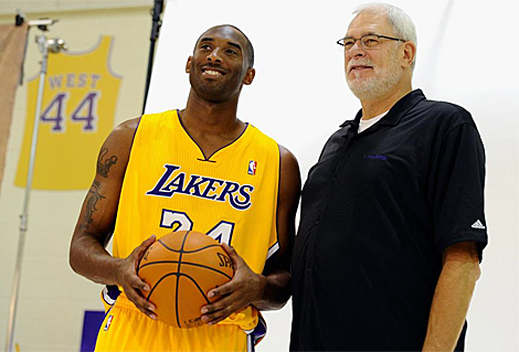 Phil Jackson junto a Kobe Bryant en una sesión de fotos. | Afp