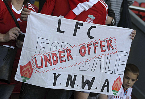 Aficionados del Liverpool muestran una pancarta que dice algo así como: 'El Liverpool, de rebajas'. | Efe Aficionados del Liverpool muestran una pancarta que dice algo así como: 'El Liverpool, de rebajas'. | Efe