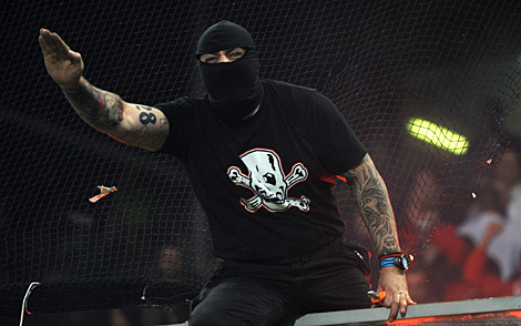 El jefe de los ultras serbios, en 'acción'. | Afp El jefe de los ultras serbios, en 'acción'. | Afp