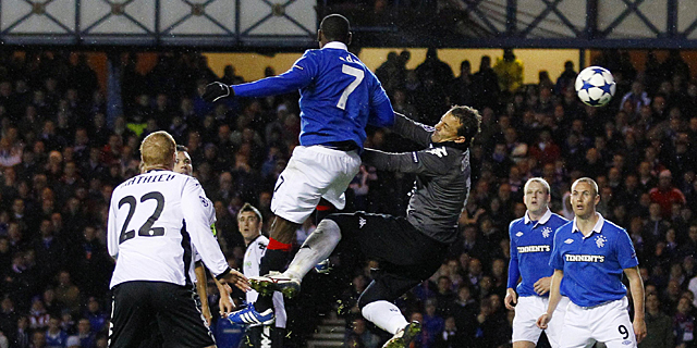 César intenta salvar el tanto del Glasgow Rangers. | Reuters