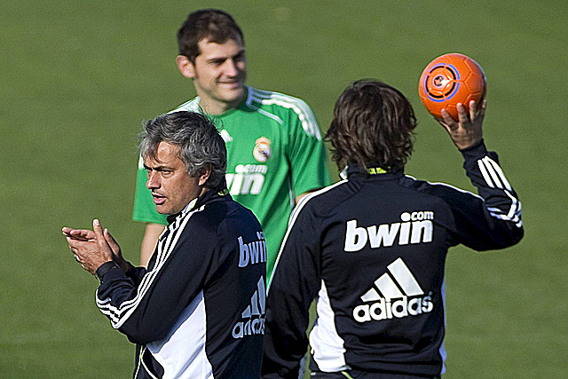 Mourinho, en el entrenamiento junto a Casillas. (Foto: EFE) Mourinho, en el entrenamiento junto a Casillas. (Foto: EFE)