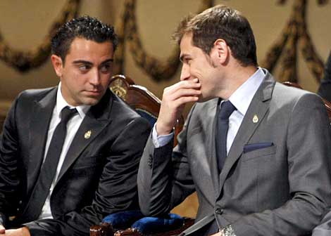 Xavi dialoga con Casillas, durante la entrega del Príncipe de Asturias. | Efe Xavi dialoga con Casillas, durante la entrega del Príncipe de Asturias. | Efe