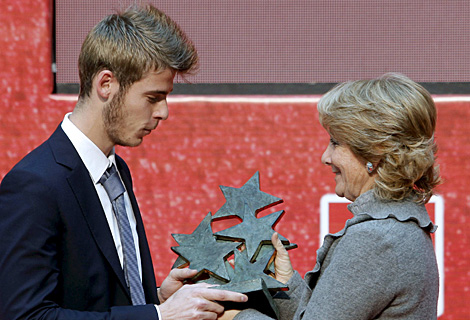 La presidenta Esperanza Aguirre entrega el premio Siete Estrellas a David de Gea. (Efe) La presidenta Esperanza Aguirre entrega el premio Siete Estrellas a David de Gea. (Efe)