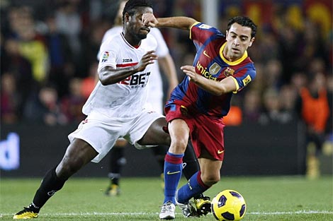 Xavi elude a Romaric, en un momento del Barcelona-Sevilla. (AFP) Xavi elude a Romaric, en un momento del Barcelona-Sevilla. (AFP)