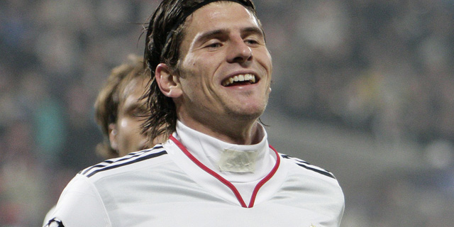 Mario Gómez, delantero del Bayern, celebrando un tanto con su equipo. Foto: AP