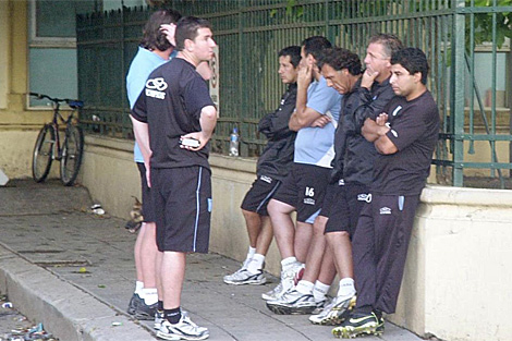 Miembros de la plantilla y el cuerpo técnico de Racing aguardan a la entrada del hospital, en Luján. | Reuters Miembros de la plantilla y el cuerpo técnico de Racing aguardan a la entrada del hospital, en Luján. | Reuters