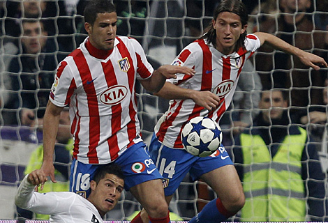 Álvaro Domínguez y Filipe Luis, con Cristiano Ronaldo caído. | Reuters