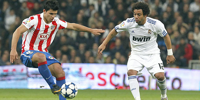 Agüero controla un balón ante la mirada del lateral del Real Madrid Marcelo. | Efe