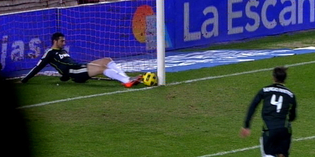 Momento en que Albiol saca la pelota justo en la línea de gol. (Imagen: Canal +)