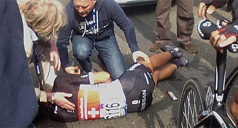 Cancellara, atendido tras la caída. | Afp