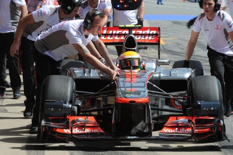 Los mecánicos empujan el McLaren de Hamilton en Montmeló. | Afp