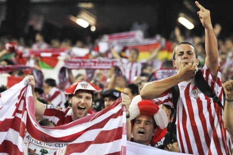 Aficionados del Athletic pitan durante el himno nacional. | Gonzalo Arroyo