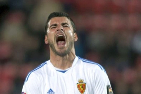 Braulio se lamenta tras fallar una ocasión en un partido con el Zaragoza. |EFE