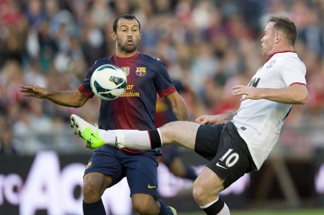 Mascherano intenta arrebatar un balón a Rooney durante el encuentro. | Efe