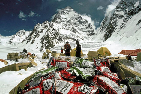 Llegada de alimentos a un campamento base para el ascenso a la cima del K2, en el Karakorum.
