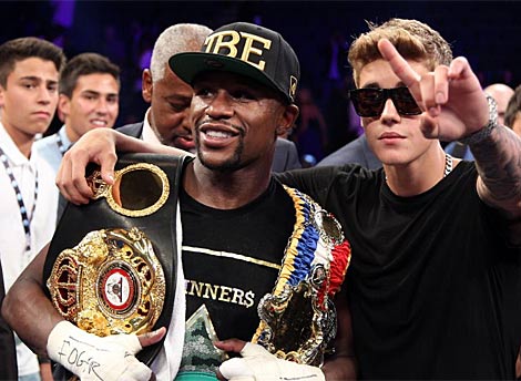 Mayweather con Justin Bieber, gran amigo suyo, en Las Vegas. | Afp