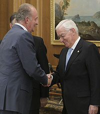 El rey Juan Carlos saluda al director de la Real Academia de la Lengua, V�ctor Garc�a de la Concha en una imagen de archivo. Foto: Efe.