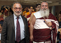 El director general de Tr�fico, Pepe Navarro, junto al lama Jamyang Tashi Dorje Rinpoch�. (Foto: EFE)