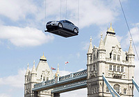 Una gr�a descuelga el Opel Insignia en su presentaci�n ayer en Londres. (Foto: EFE.)