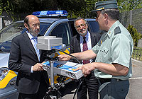 El ministro del Interior, Alfredo Perez Rubalcaba, y el director de la DGT, Pere Navarro, durante la presentación de uno de los nuevos radares móviles en la sede de la DGT. (Foto: Bernardo Díaz)
