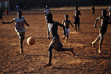 Africanos futboleros Niños de áfrica