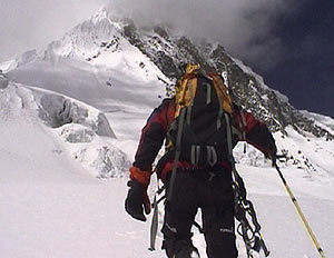 Un alpinista, ascendiendo hacia la cumbre del Manaslu. (Foto: ETB)