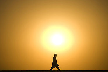 Un hombre camina bajo el sol. (Foto: Reuters)