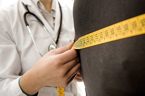 Un médico mide la cintura de una paciente. | El Mundo