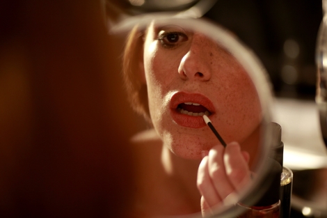 Una joven se maquilla ante el espejo. | Antonio Heredia