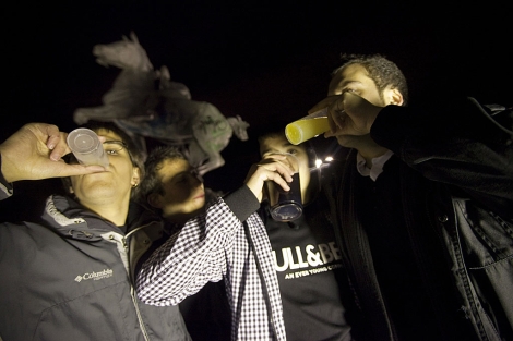 Varios jóvenes beben alcohol en un botellón.| Roberto Cárdenas