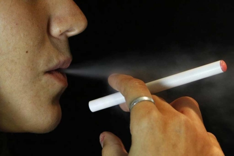 Una mujer con un cigarrillo electrónico. | Federico de Haro.