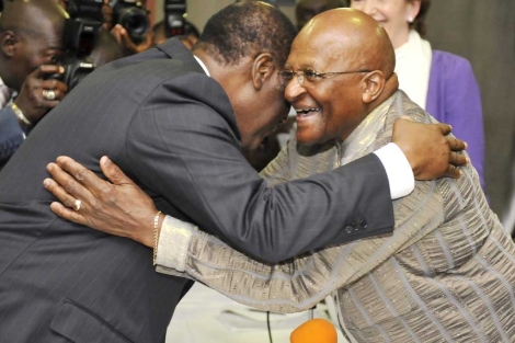 Desmond Tutu (dcha.) abraza al presidente de Costa de Marfil en un encuentro reciente.| Afp