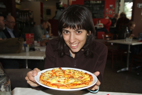 Elisa Mora, con su plato favorito: una pizza sin gluten. | E. M.