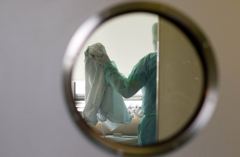 Personal sanitario trata a pacientes de infección por 'E. coli' en Hamburgo. | Foto: Gero Breloer