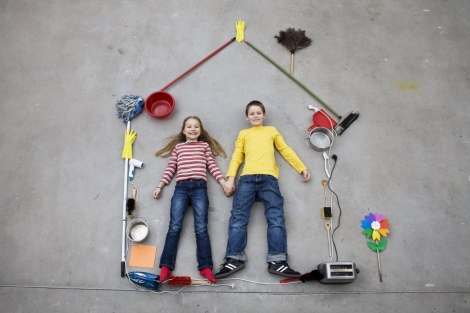 Una pareja de niños en una casa simulada | Leander Baerenz