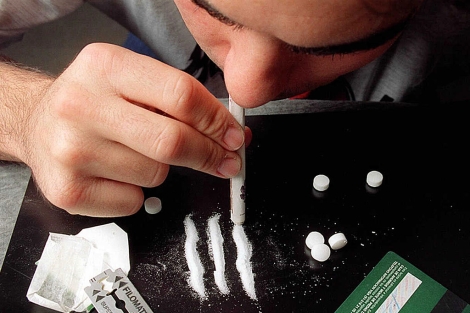 Un hombre esnifa cocaína. | El Mundo