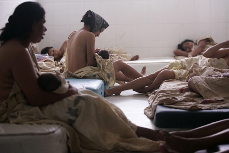 Varias mujeres descansan en un centro de asistencia al parto en Honduras. | Reuters