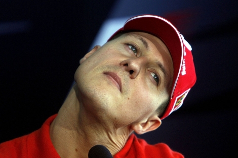 Michael Schumacher hace un gesto de dolor en el cuello. | Foto: AP