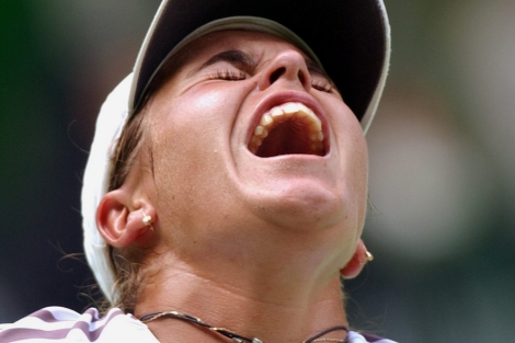 La tenista española Anabel Medina Garrigues grita de dolor tras lesionarse | AP